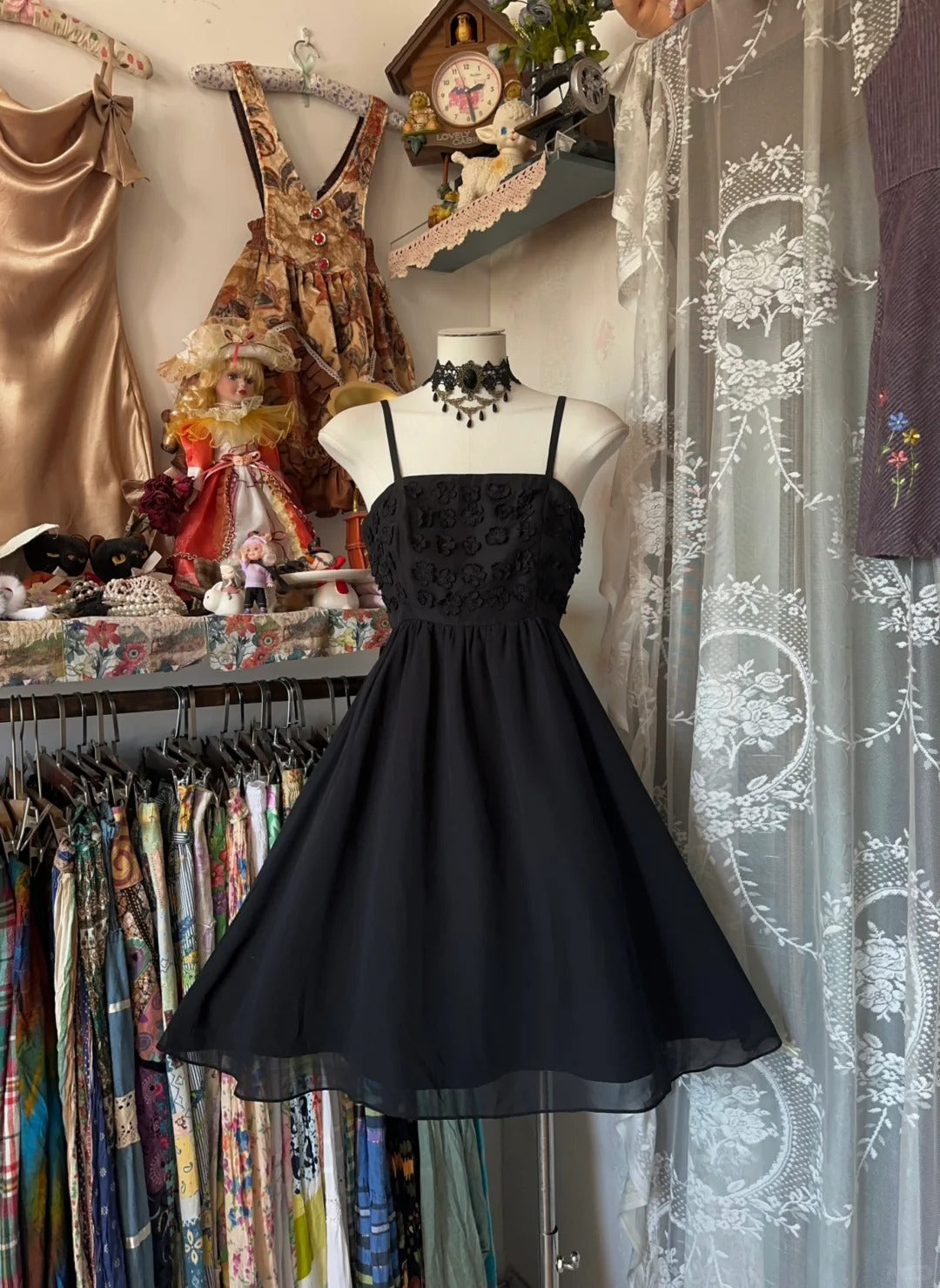 Robe noire vintage trapèze à fines bretelles en mousseline, idéale pour remise de diplôme, anniversaire, tenue de soirée N3760