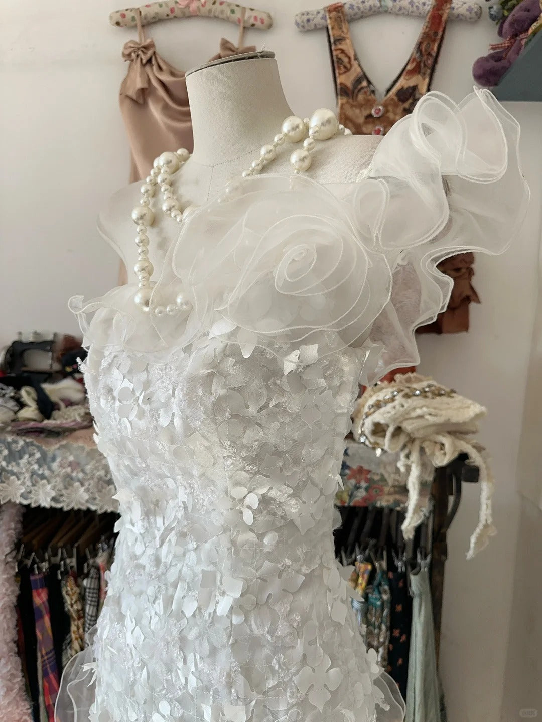 Elegante Abschlussballkleider Meerjungfrau Ein Schulterfrei Weiß Mit Rüschen Tüll Lange Formelle Abendgarderobe N3734