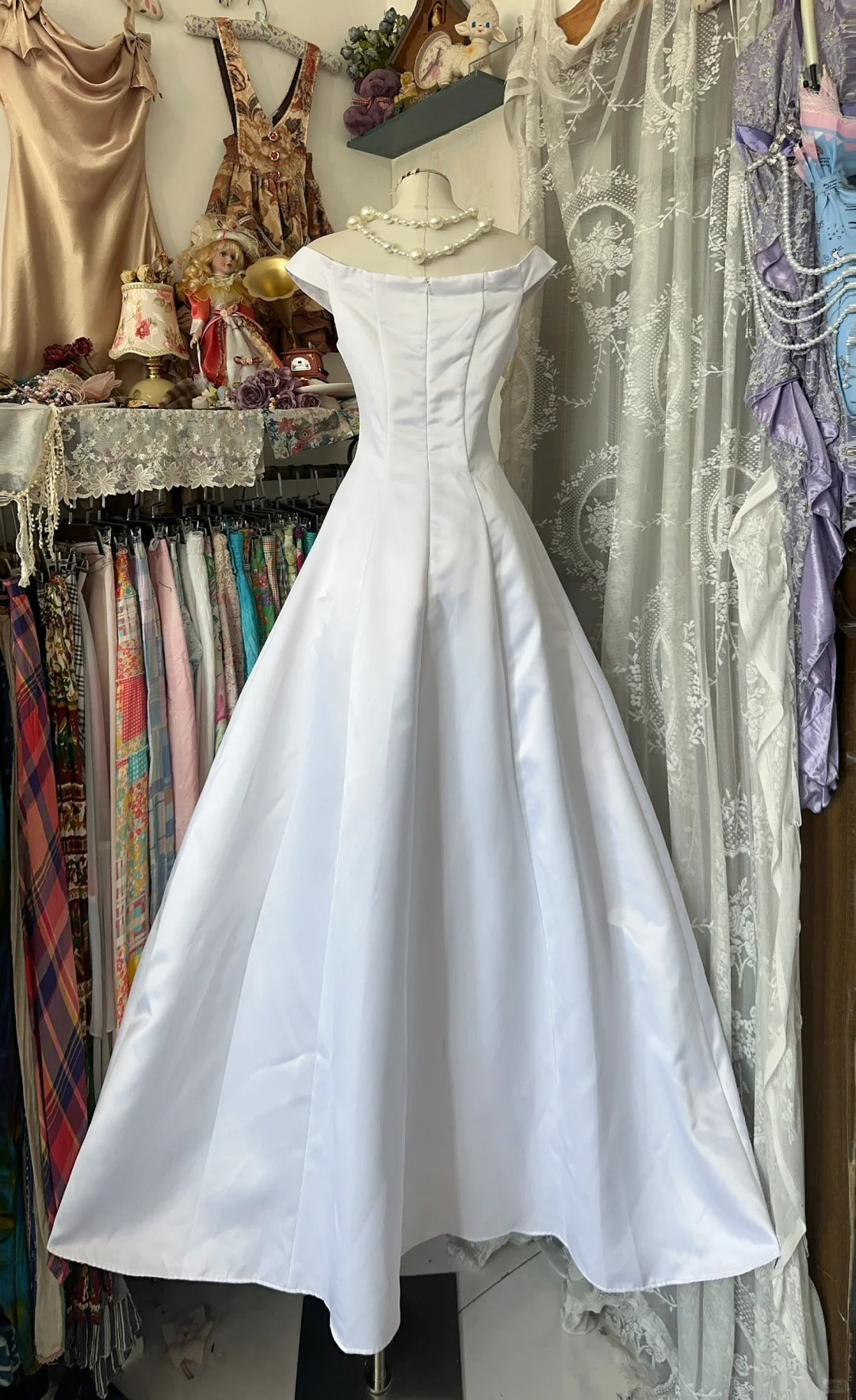 Robe de bal sobre en satin blanc, longue, style princesse, inspiration robe de soirée N1284