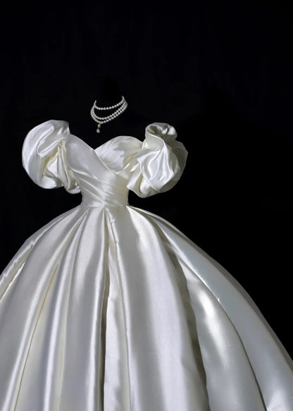 Schlichtes Brautkleid, Ballkleid, schulterfrei, kurze Ärmel, Satin, plissiert, figurbetontes langes Brautkleid AB2532