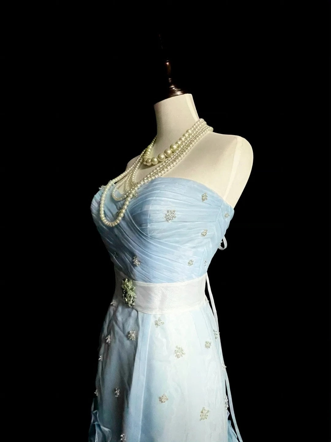 Robe de bal longue plissée sans manches en tulle bleu ciel clair, style sirène, années 1760, référence N1583