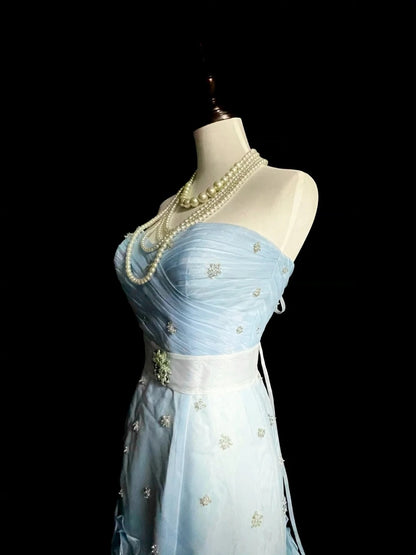 Robe de bal longue plissée sans manches en tulle bleu ciel clair, style sirène, années 1760, référence N1583