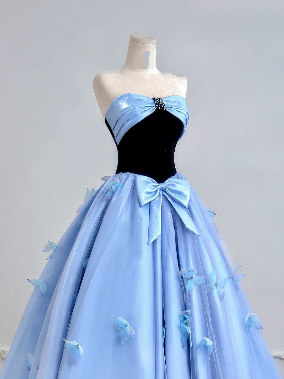 Robe de bal intemporelle bustier en satin bleu avec nœud papillon - Inspiration robes de soirée N308