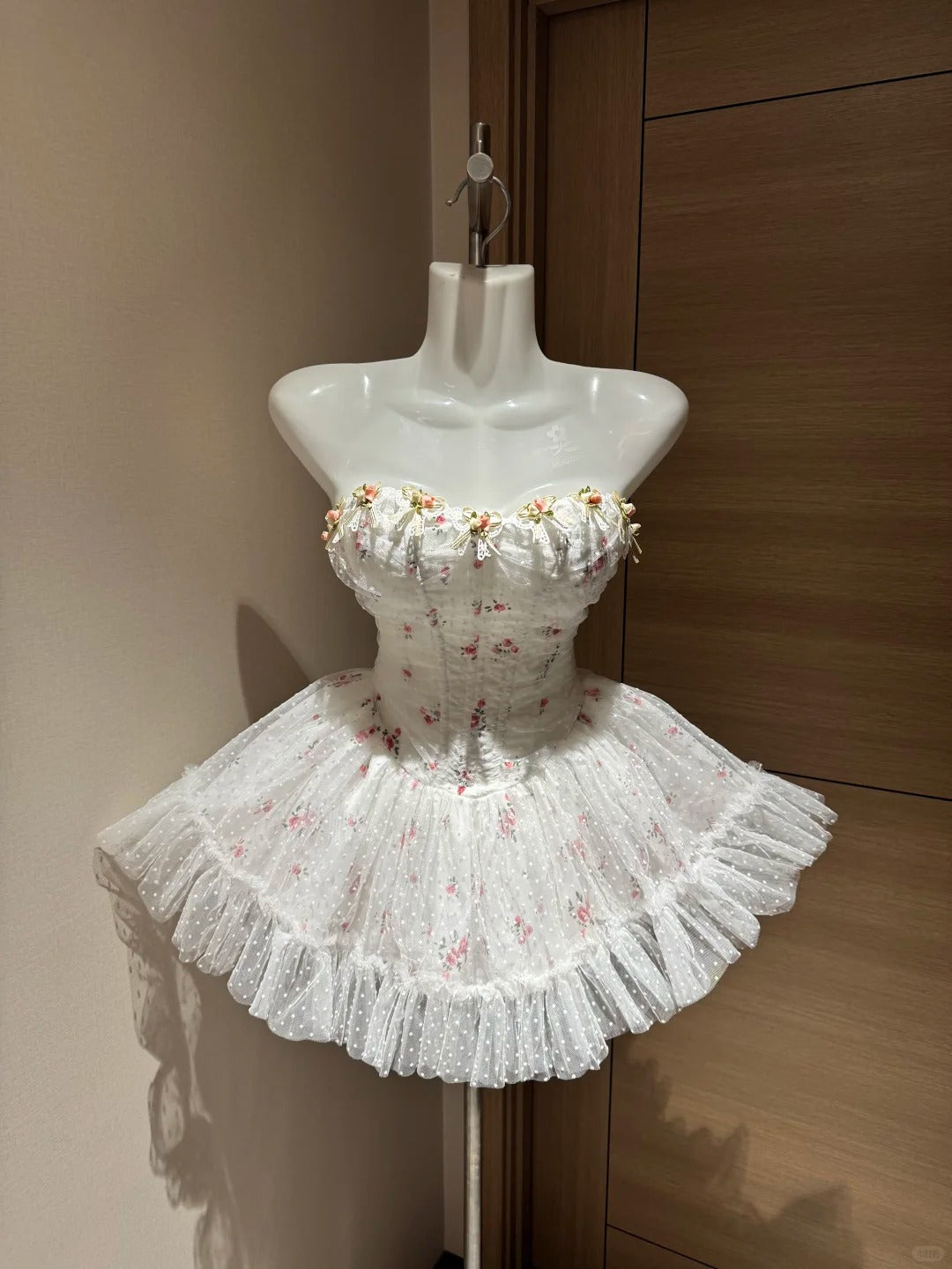 Mignonne Robe de Bal Bustier en Tulle Blanc avec Fleurs 3D Courte Nuit à Rio Inspo Robe Hoco Idées Robes de Rentrée RB4040