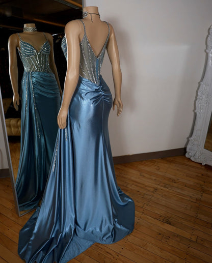 Robe de bal longue sirène bleue à col en V en satin ornée d'appliques et de sequins, avec fente AB1680