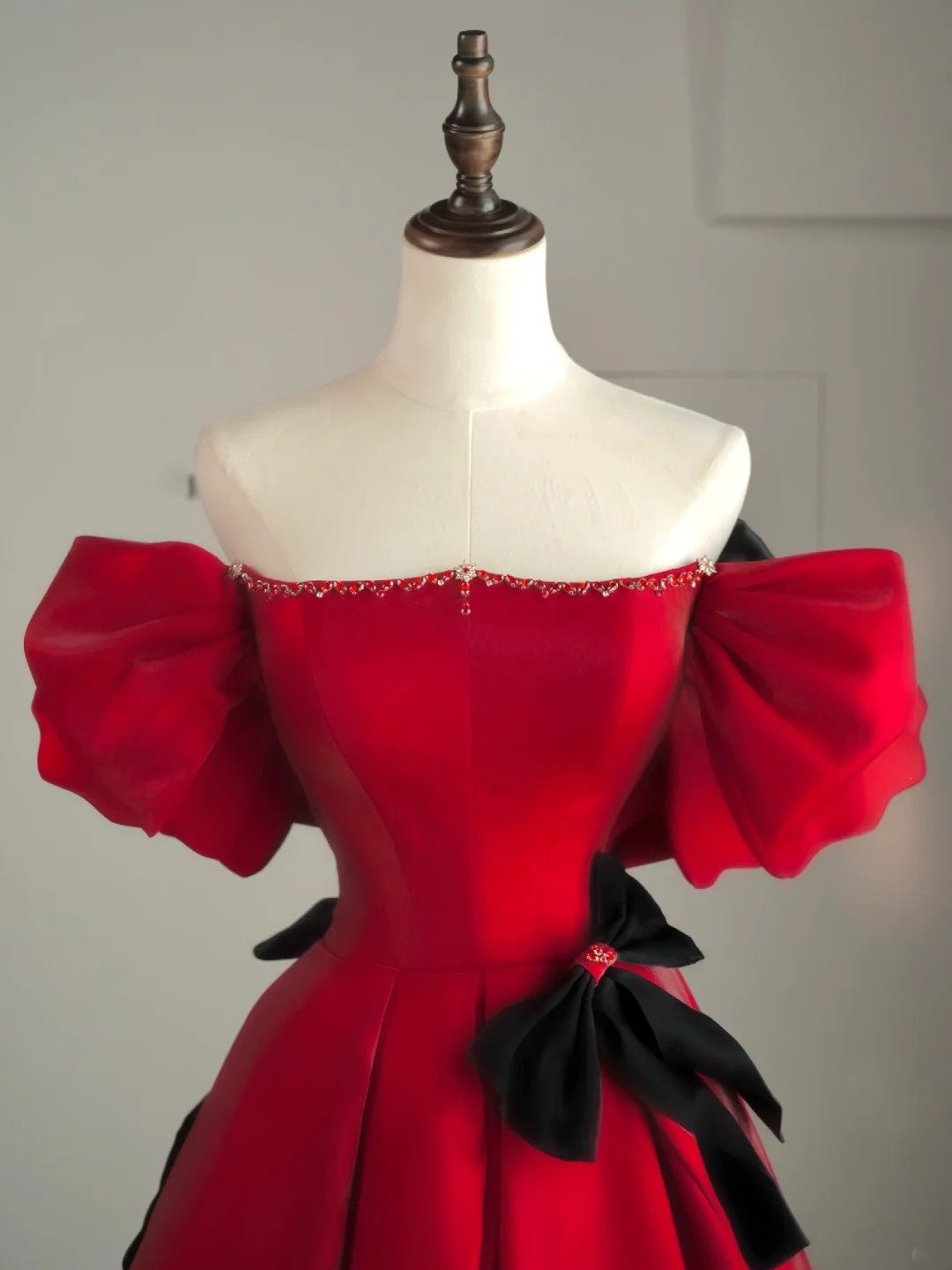 Robe de bal élégante et discrète, épaules dénudées, en satin rouge, idéale pour une soirée étudiante ou un bal de fin d'année (N1165).