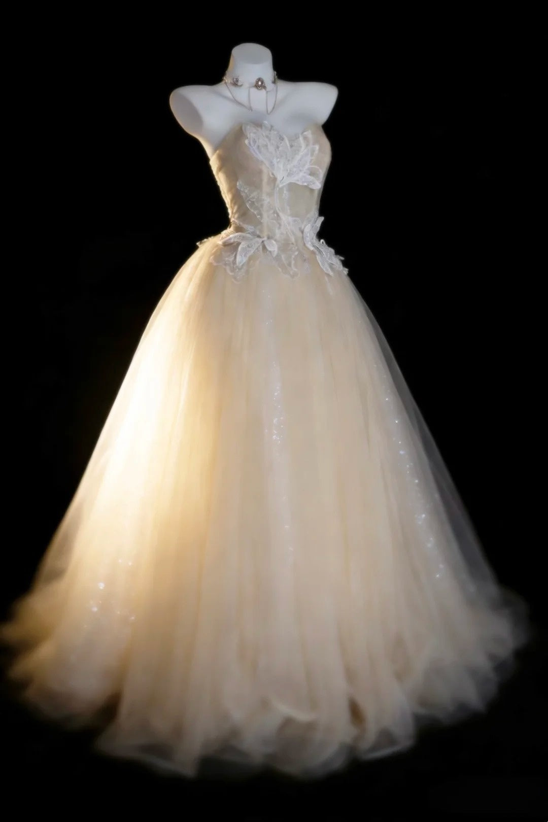 Modestes Robes De Bal De Promo Sans Bretelles En Tulle Champagne Avec Robe Longue De Quinceañera Appliquée N2973