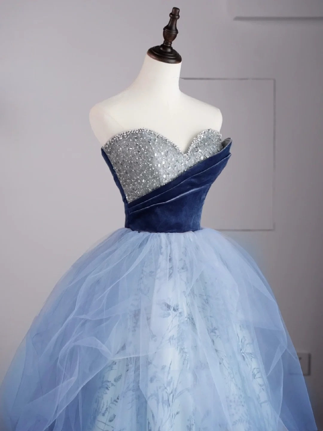 Niedliches Ballkleid mit Herzausschnitt, blauer Tüll, floral, ärmellos, mit perlenbesetztem Oberteil, langes Kleid für Quinceañera, Sweet 15 oder 16 Geburtstag, Outfit N689