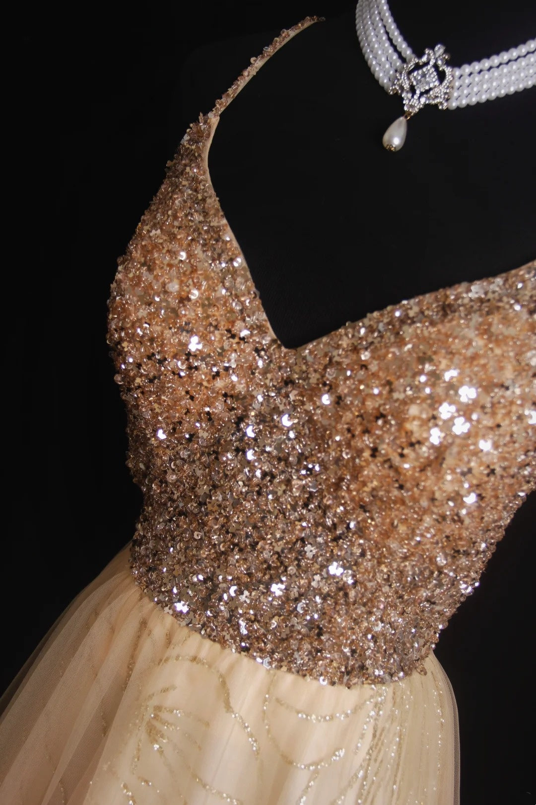 Robe de bal longue rétro années 50, coupe trapèze, bretelles spaghetti, corsage en tulle orné de perles. Inspiration pour une tenue de 18 ans ou une soirée habillée (N495).