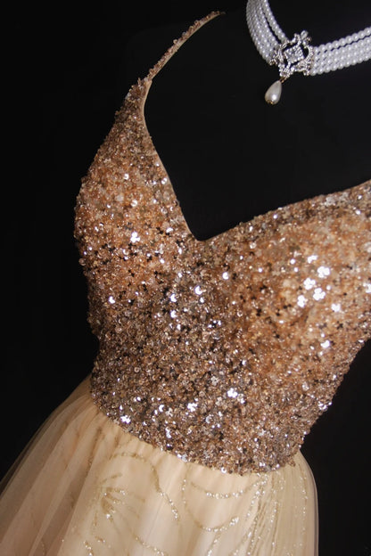 Robe de bal longue rétro années 50, coupe trapèze, bretelles spaghetti, corsage en tulle orné de perles. Inspiration pour une tenue de 18 ans ou une soirée habillée (N495).