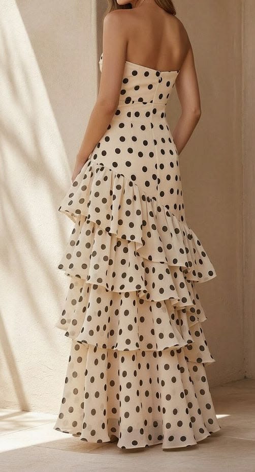 Robe de bal en mousseline noire à pois, décolleté en cœur, plissée et à volants, référence N592
