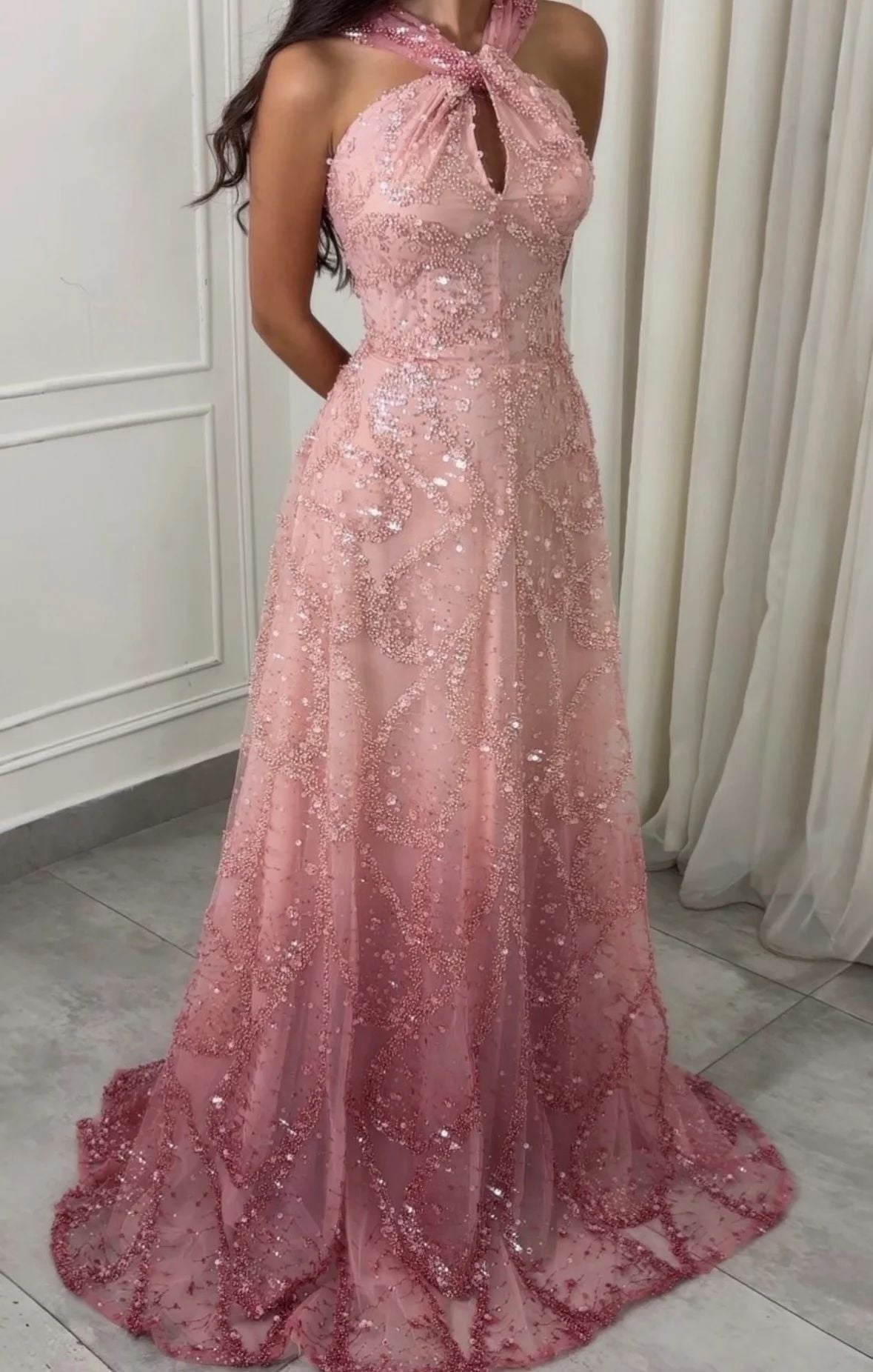 Robe de bal élégante rose à bretelles, décolleté plongeant et ourlet asymétrique, ornée de sequins et de perles, référence N589