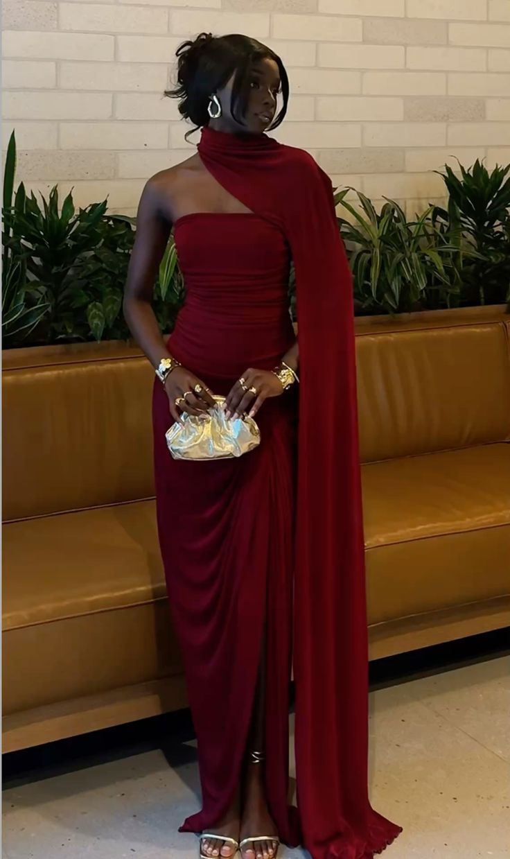 Robe longue maxi bordeaux élégante et raffinée en mousseline avec fente, idéale pour les soirées d'anniversaire (AB2308)