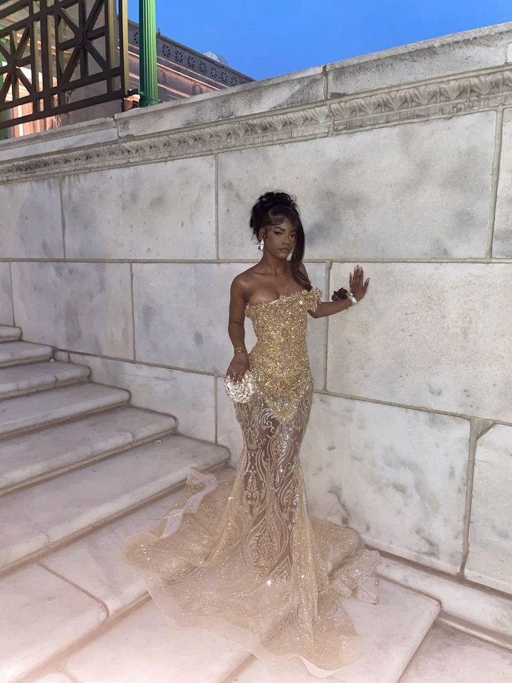 Elegantes, trägerloses, langes Meerjungfrauenkleid in Gold mit Perlen, perfekt für festliche Anlässe wie Abschlussball, Abendveranstaltung oder Dinnerparty (AB2073)