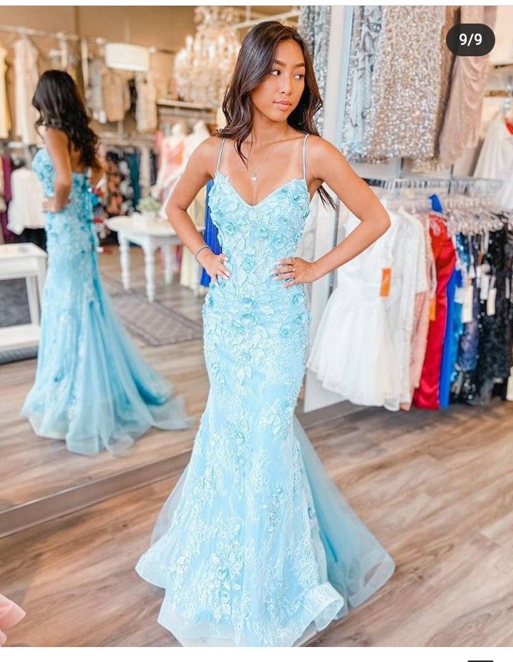 Robe de soirée sirène longue et sexy en tulle bleu et dentelle à fines bretelles spaghetti AB1568