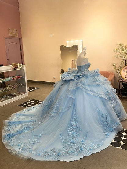 Robe de bal unique en tulle bleu à décolleté cœur et plusieurs volants, longue, idéale pour un bal de promo, une quinceañera ou un anniversaire de 15 ou 16 ans (AB1237).