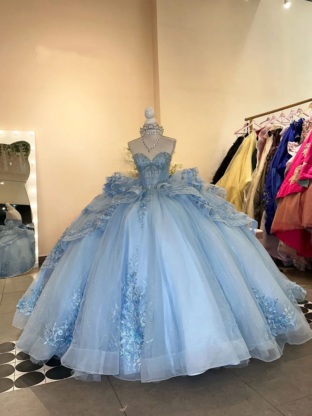 Robe de bal unique en tulle bleu à décolleté cœur et plusieurs volants, longue, idéale pour un bal de promo, une quinceañera ou un anniversaire de 15 ou 16 ans (AB1237).