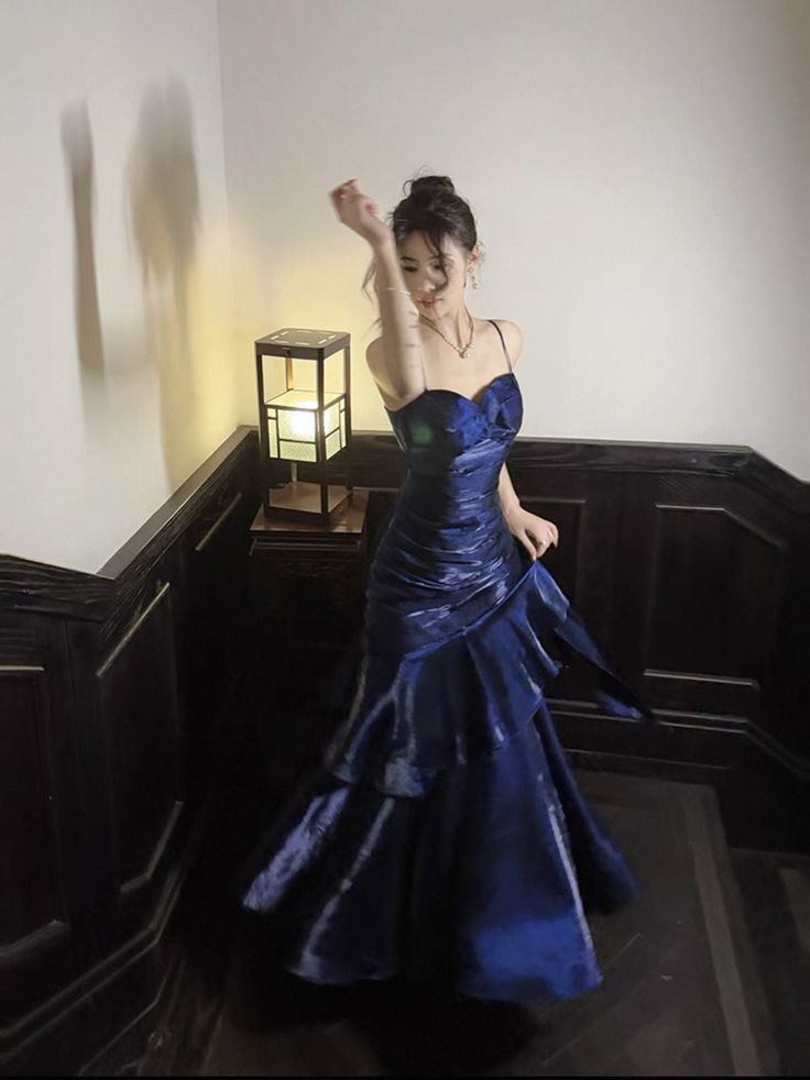 Elegantes Meerjungfrauen-Abendkleid mit Spaghettiträgern, langen Falten und Rüschen aus Satin in Königsblau (Vestidos De Dia AB555)