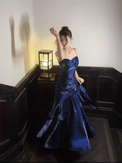 Elegantes Meerjungfrauen-Abendkleid mit Spaghettiträgern, langen Falten und Rüschen aus Satin in Königsblau (Vestidos De Dia AB555)