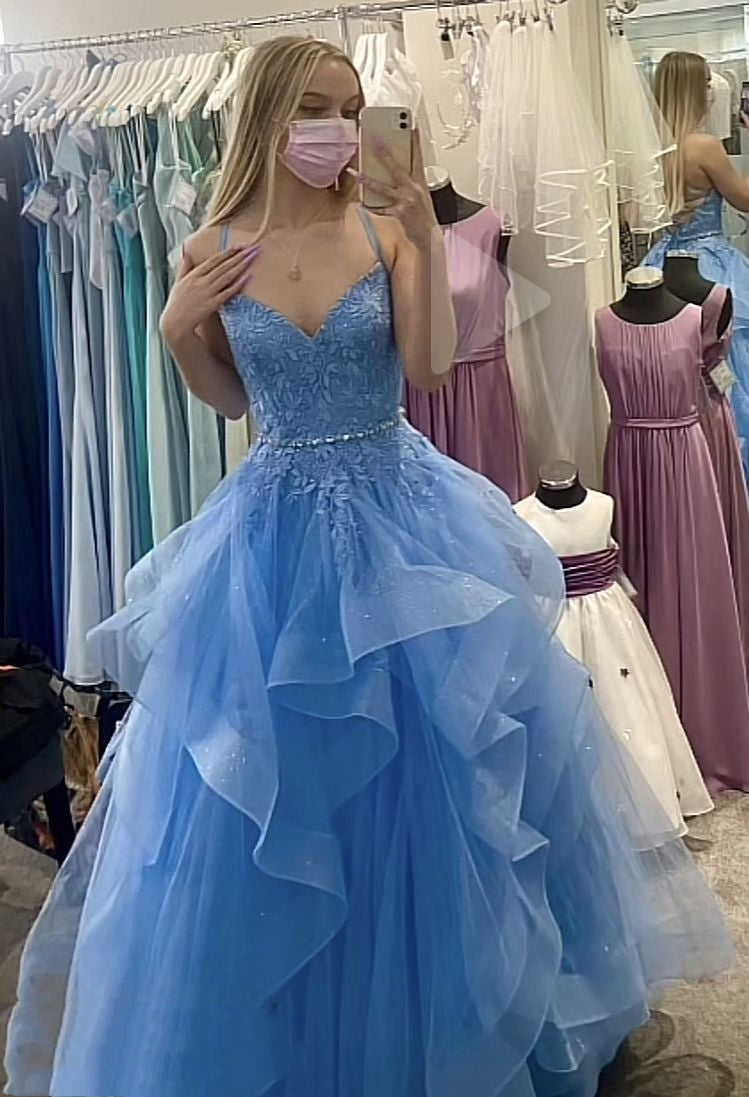 Robe de bal longue en tulle bleu dos nu ornée d'appliqués, idéale pour les soirées de fin d'année scolaire (N420)