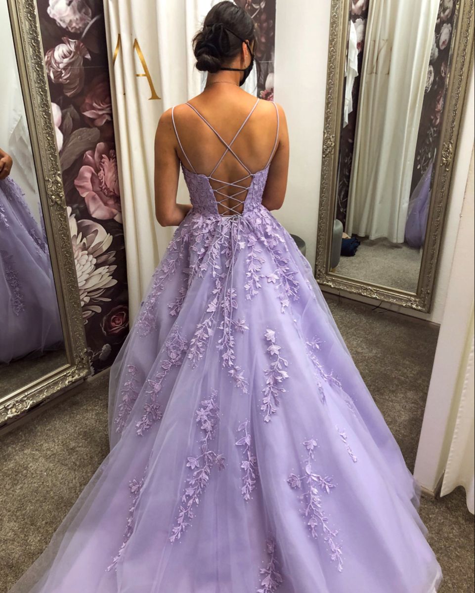 Niedliches Ballkleid mit Spaghettiträgern, lila Tüll mit Applikationen, langes Ballkleid für Abschlussball und Abiball, Abendgarderobe N421