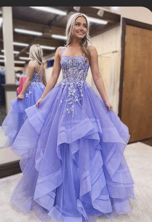 Romantisches Ballkleid mit Spaghettiträgern, lila Tüll mit Applikationen, langes Abiballkleid, Abendkleid für Abschlussball, N422