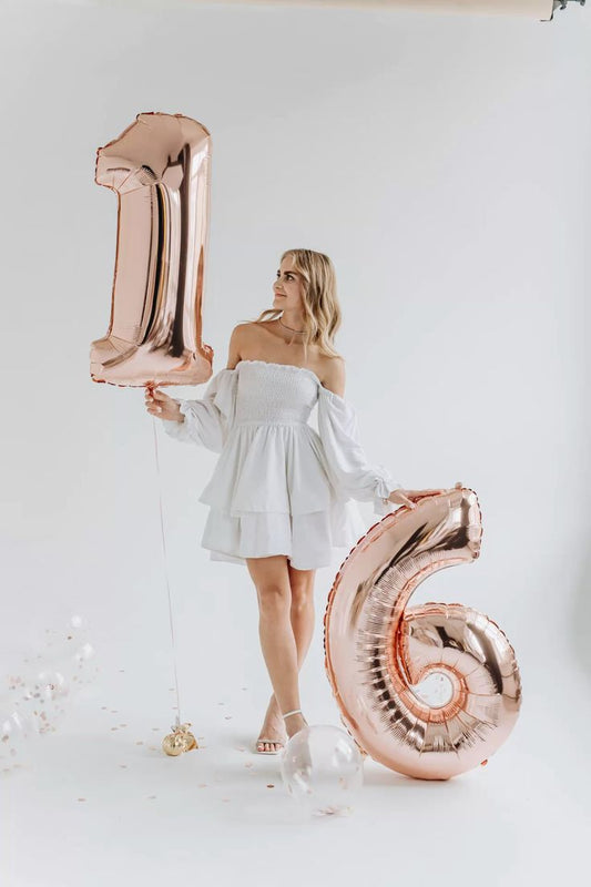 Niedliches A-Linien-Kleid aus Chiffon mit schulterfreiem Ausschnitt, langen Ärmeln und kurzem Minirock zum 15. Geburtstag (Hoco Outfits N1927)