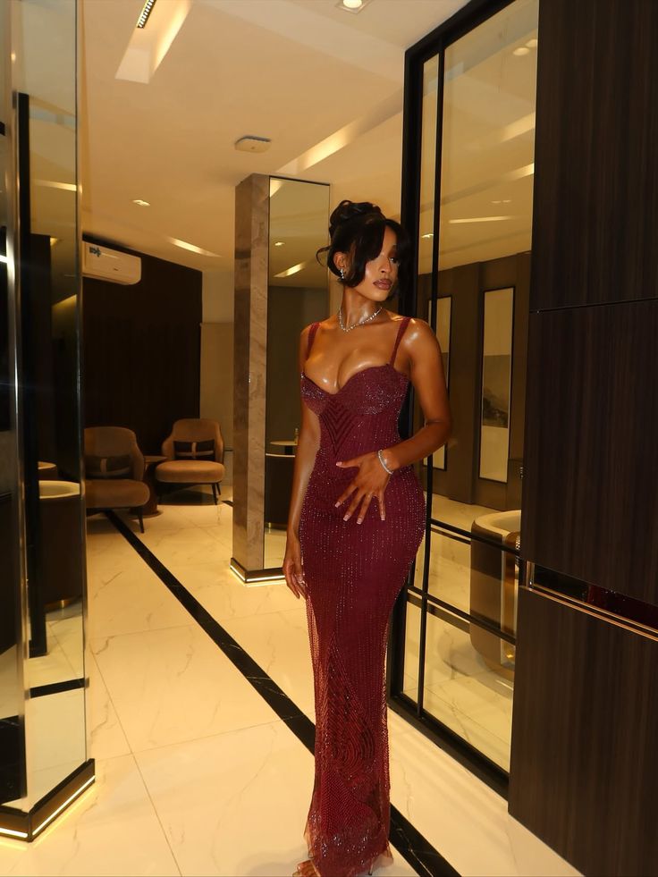 Robe de bal longue sirène à fines bretelles bordeaux à sequins et corsage perlé, idéale pour un anniversaire ou une soirée (N429)