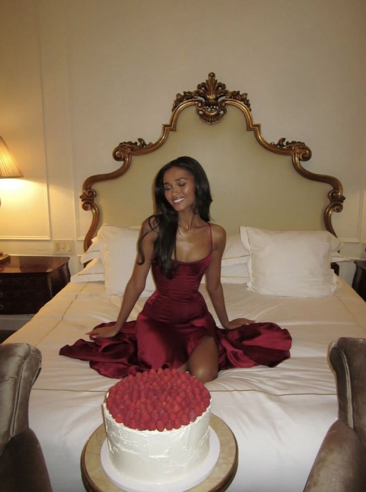 Robe de bal longue sirène à fines bretelles en satin bordeaux avec fente, style modeste, pour la remise des diplômes, tenue de soirée N434