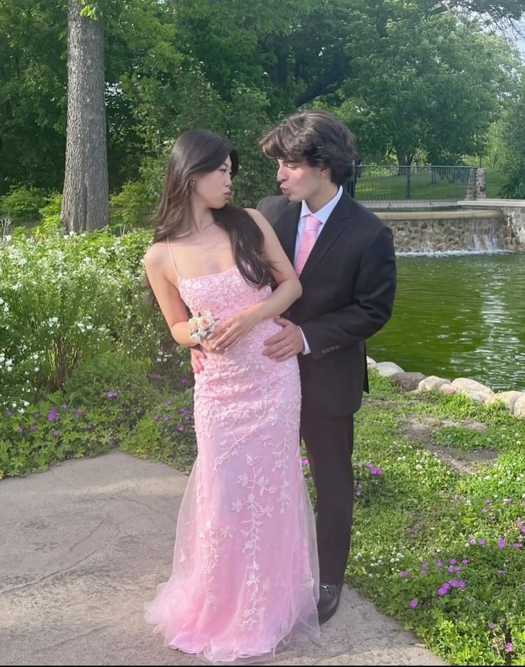 Neu eingetroffen: Langes Meerjungfrauen-Abendkleid mit Spaghettiträgern aus rosa Spitze – Inspiration für formelle Abendveranstaltungen AB1658