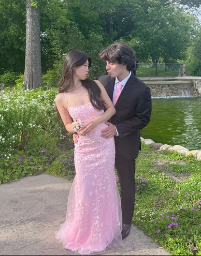 Neu eingetroffen: Langes Meerjungfrauen-Abendkleid mit Spaghettiträgern aus rosa Spitze – Inspiration für formelle Abendveranstaltungen AB1658