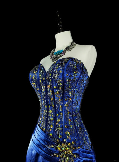 Vintage A-Linien-Abendkleid aus königsblauem Satin im 70er-Jahre-Stil mit Perlenstickerei und herzförmigem Ausschnitt, ideal für festliche Anlässe, Modell N1831