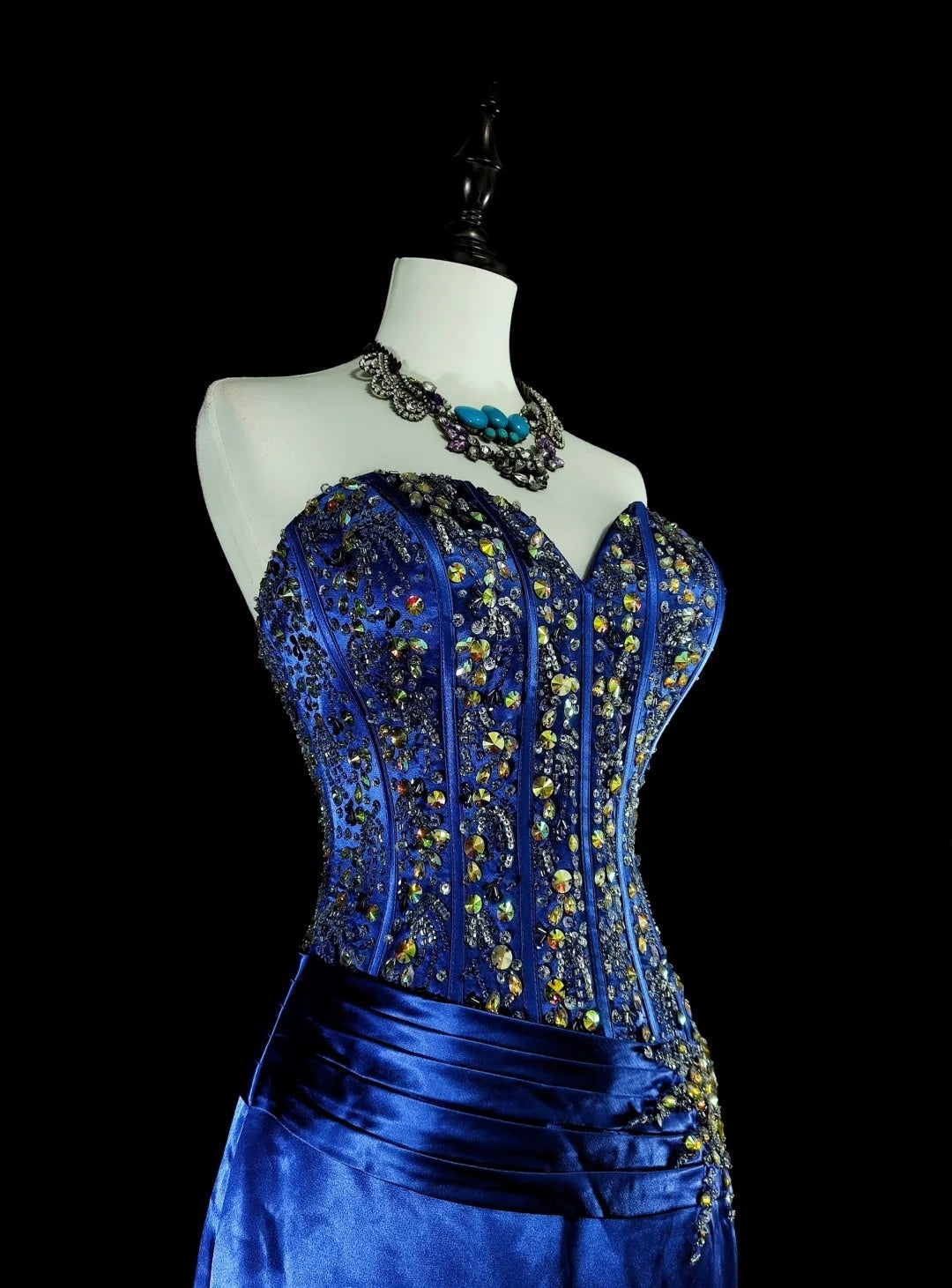 Vintage A-Linien-Abendkleid aus königsblauem Satin im 70er-Jahre-Stil mit Perlenstickerei und herzförmigem Ausschnitt, ideal für festliche Anlässe, Modell N1831
