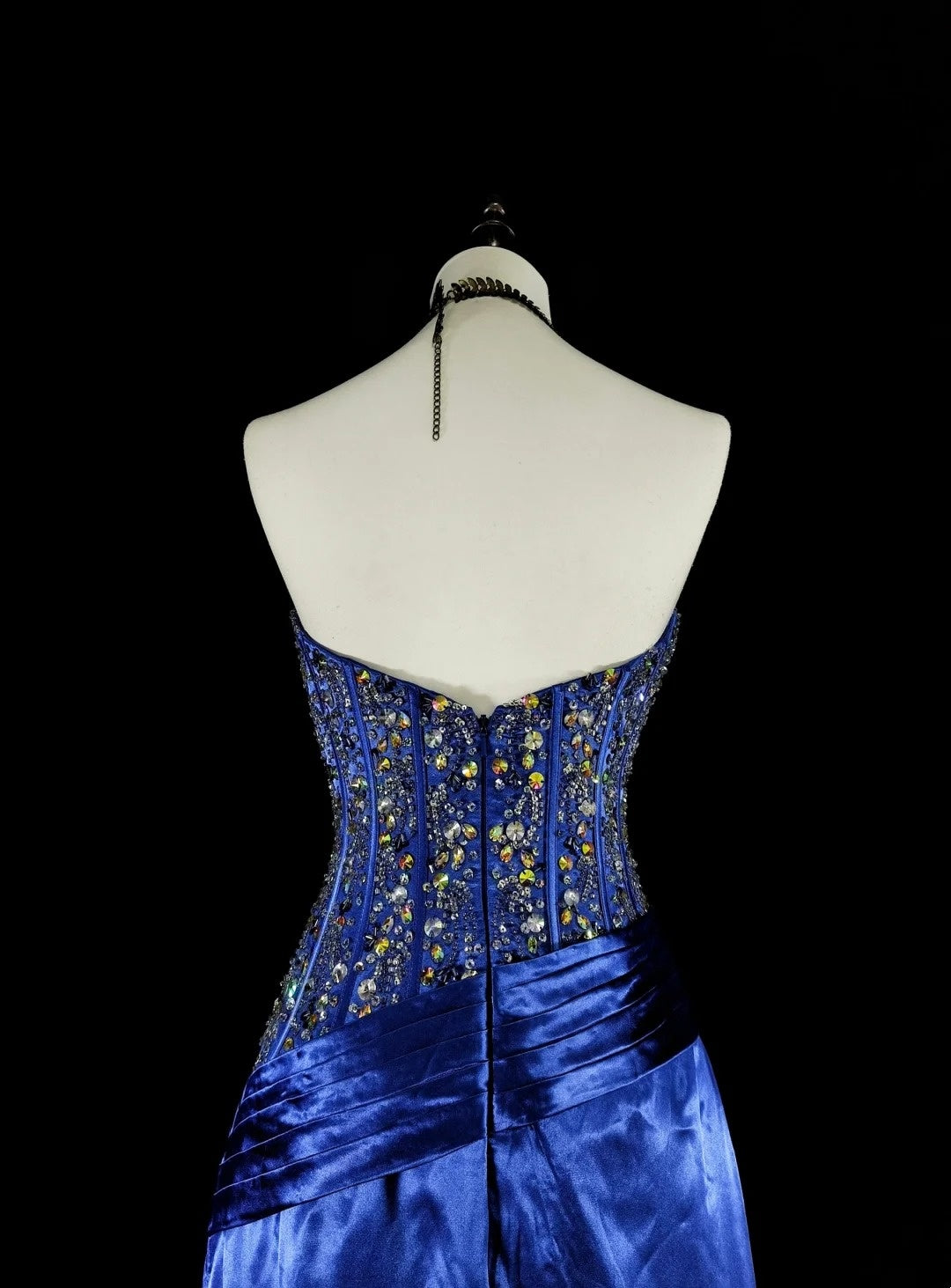 Vintage A-Linien-Abendkleid aus königsblauem Satin im 70er-Jahre-Stil mit Perlenstickerei und herzförmigem Ausschnitt, ideal für festliche Anlässe, Modell N1831