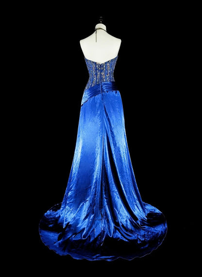 Vintage A-Linien-Abendkleid aus königsblauem Satin im 70er-Jahre-Stil mit Perlenstickerei und herzförmigem Ausschnitt, ideal für festliche Anlässe, Modell N1831