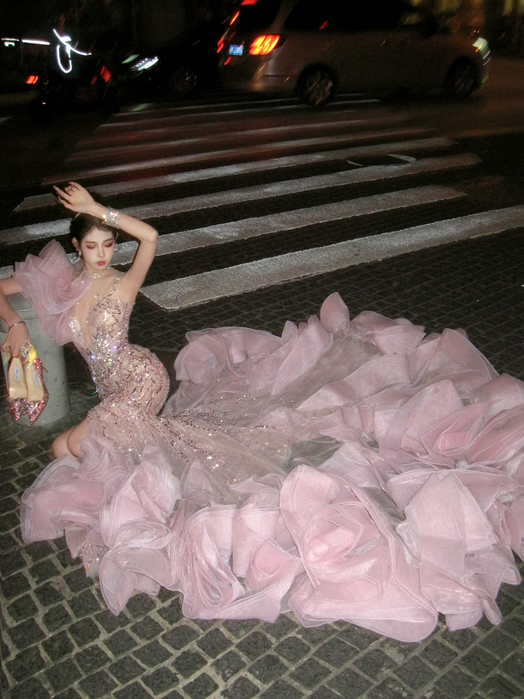 Robe de bal sirène rose à une épaule et à volants, longue et élégante, idéale pour une soirée de remise de diplômes (N078)