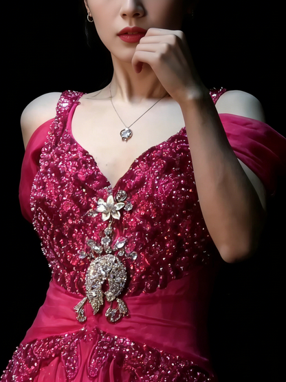 Robe de bal longue en mousseline rose fuchsia, style sirène, décolleté cœur et corsage orné de perles, idéale pour les jeunes filles (N1190).