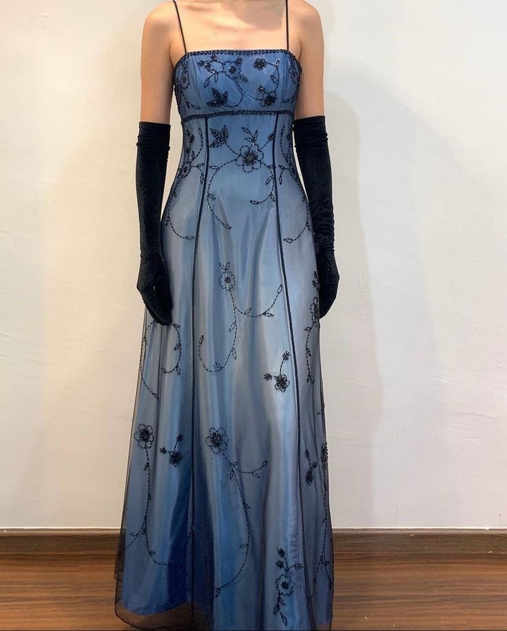 Elegantes, langes, blau-graues, zart perlenbesetztes Tüllkleid in A-Linie – perfekt für formelle Anlässe wie Geburtstage oder Abschlussbälle (N1697)