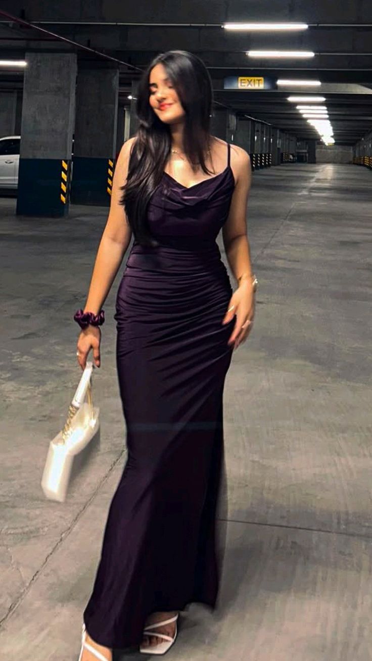 Robe de bal longue violette élégante à fines bretelles et sans manches, style fourreau, idéale pour un 18e anniversaire (AB2401)