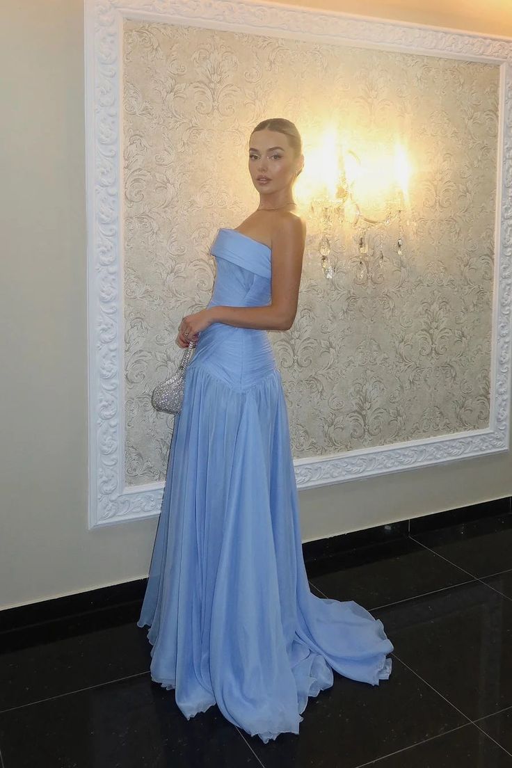 Wunderschönes, schickes, blaues, trägerloses, ärmelloses, langes A-Linien-Abendkleid mit Faltenrock AB393