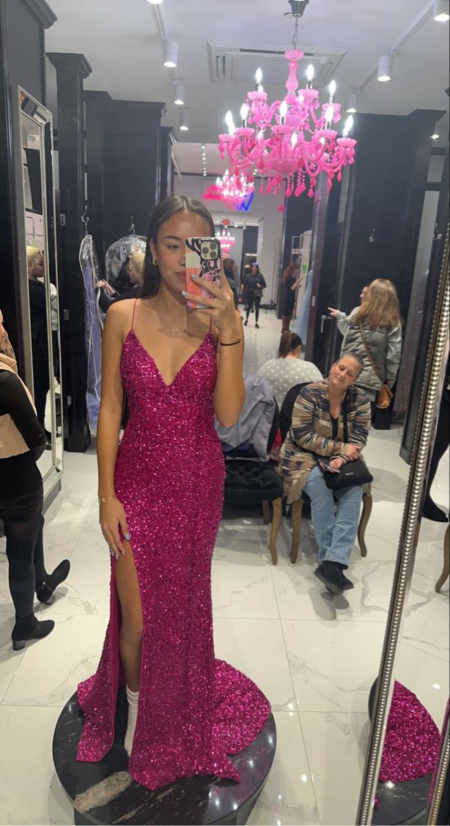 Robe de bal sirène rose fuchsia à fines bretelles et fente, plissée, ornée de sequins scintillants (AB765)