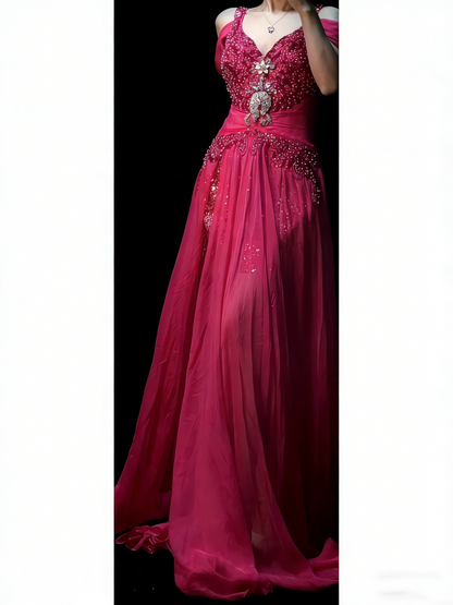 Robe de bal longue en mousseline rose fuchsia, style sirène, décolleté cœur et corsage orné de perles, idéale pour les jeunes filles (N1190).