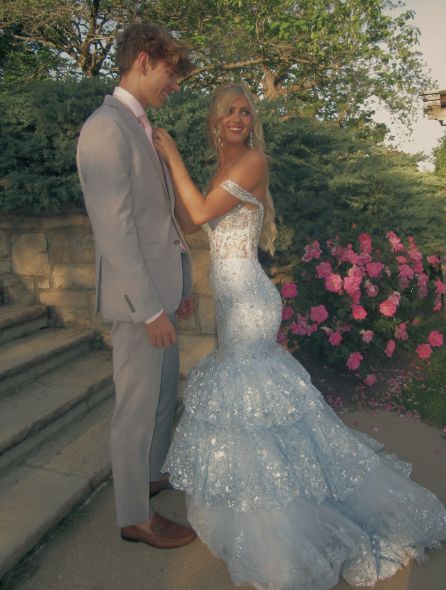 Robe de soirée longue sirène en tulle bleu à épaules dénudées et applications de dentelle superposées, N600