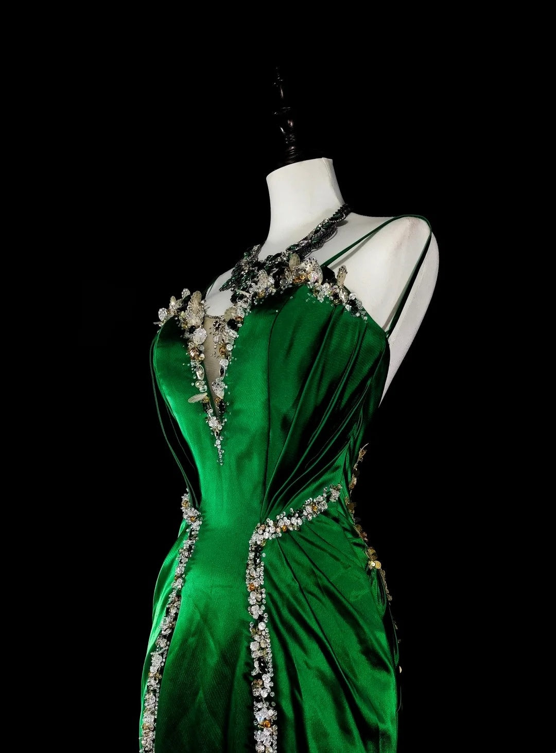 Robe longue vintage sirène à fines bretelles en satin vert dos nu, idéale pour une soirée de 18 ans ou un bal de promo (N1750)