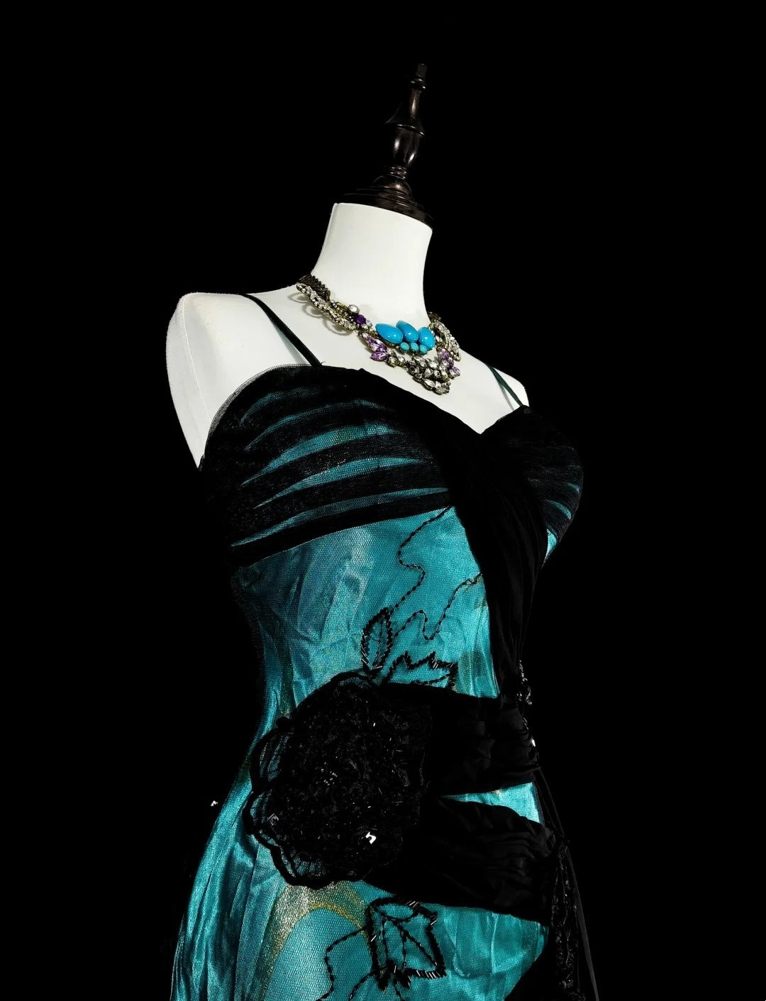 Robe de bal longue vintage années 1960, sirène, bretelles spaghetti, tulle noir, satin vert, sans manches, N1585