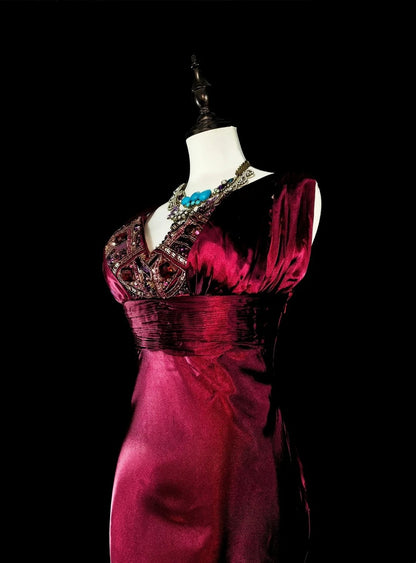 Robe de bal longue vintage sirène col V en satin bordeaux foncé ornée de perles, N1829