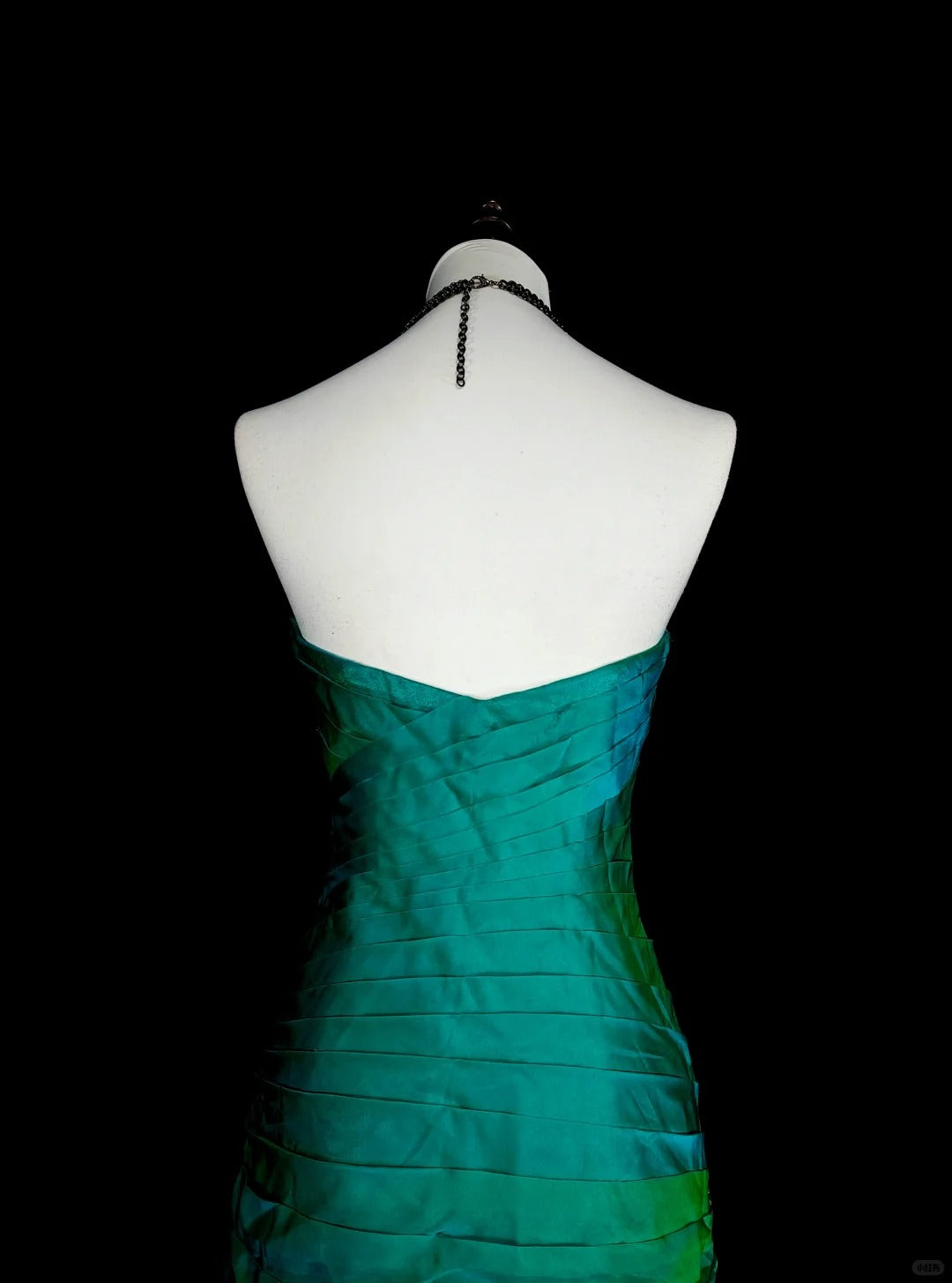 Robe longue vintage sirène en satin vert satiné ornée de perles, idéale pour une soirée de 18 ans ou un bal de promo (N1751)