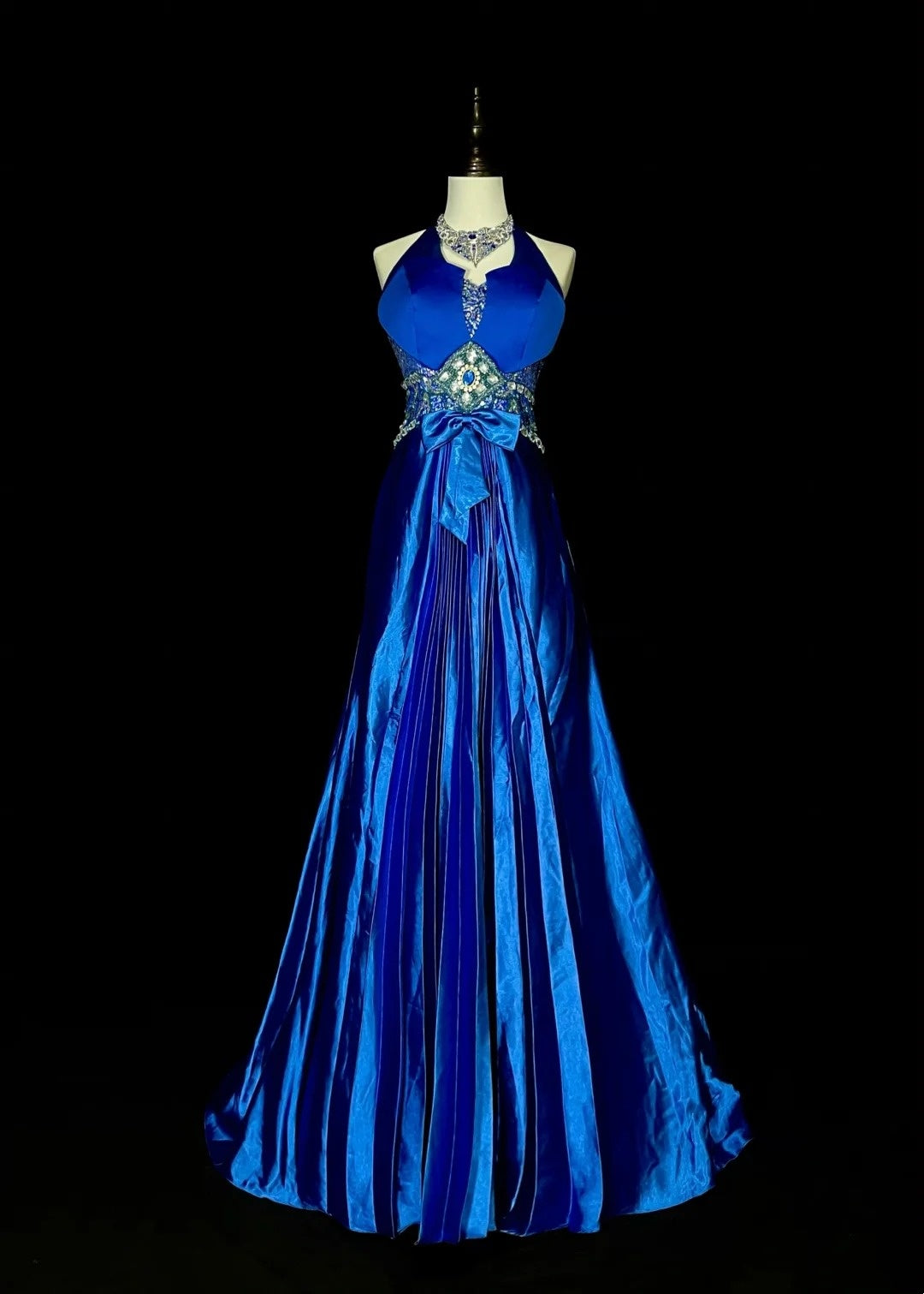 Robe de bal longue vintage années 80, coupe trapèze, dos nu, en satin bleu royal, sans manches, référence N1429