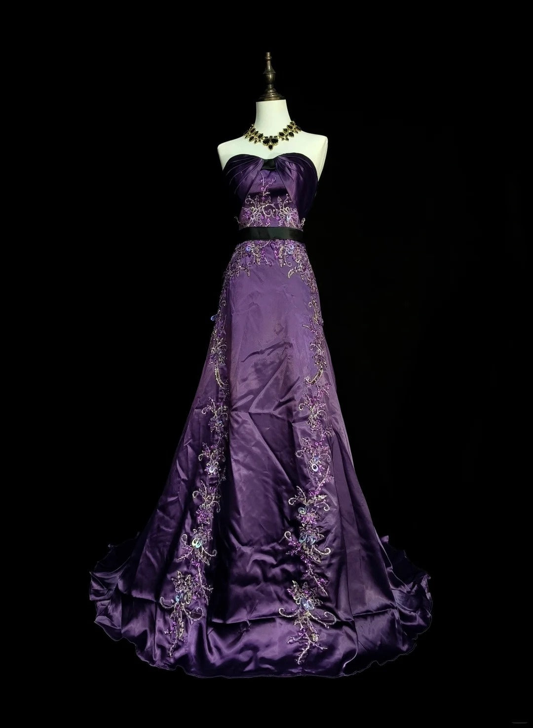 Robe de bal longue sans manches en satin couleur raisin, coupe trapèze, style années 70/80, style années 80, référence N1434