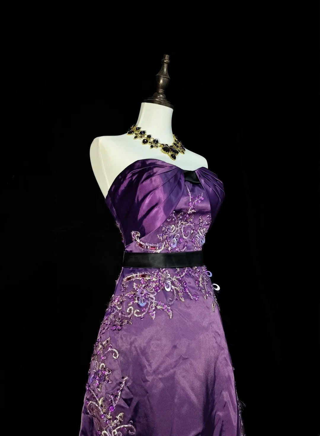 Robe de bal longue sans manches en satin couleur raisin, coupe trapèze, style années 70/80, style années 80, référence N1434
